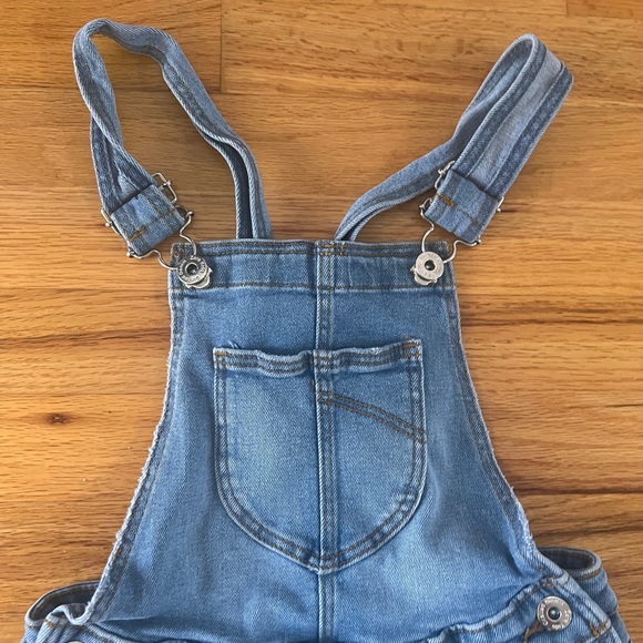 Zara denim jeans with suspenders. Girl size 9 - Picture 5 of 6